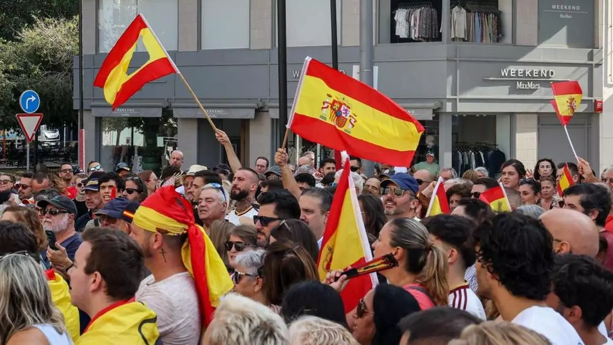 La protesta por Ceuta convocada en Alicante por una asociación vinculada a Vox deriva en insultos a Sánchez y consignas contra la inmigración