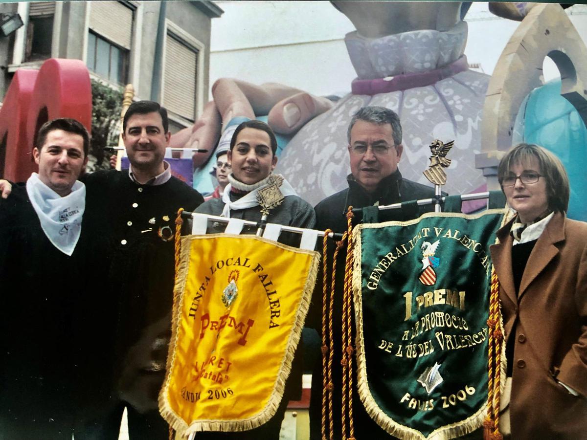 EQUIP EDITORIAL LLIBRET COREA 2006. Pasqual Molina i Vicenta Llorca (editors); Laura Molina i Manolo Boronat (delegats Llibret) i Paco Bonet (delegat de l’àrea publicitària).
