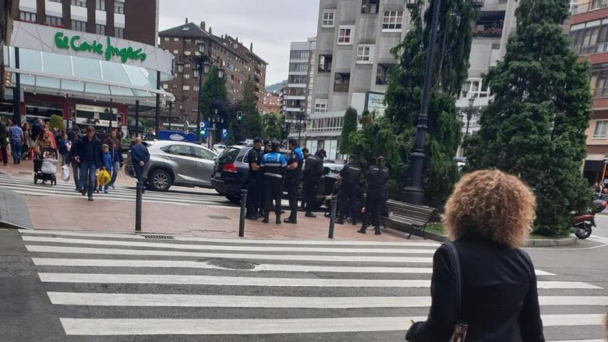 Un gran operativo policial detiene a tres personas cuando salían en coche de Salesas (Oviedo)