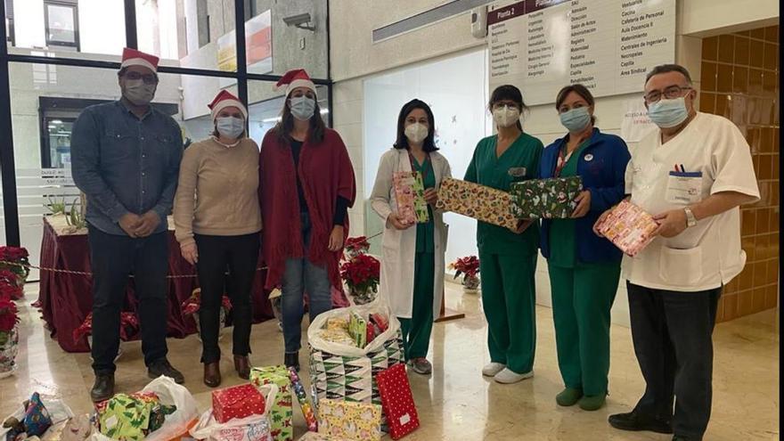 Tres elfos de Papá Noel entregaron los regalos a los sanitarios.