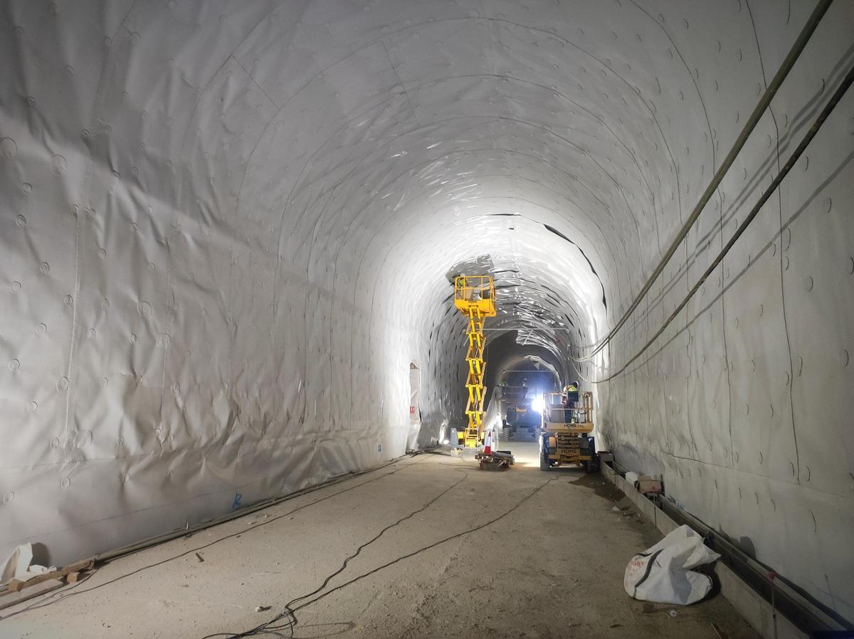 Interior del túnel, con la impermeabilización y la rebaja del gálibo ya realizados.
