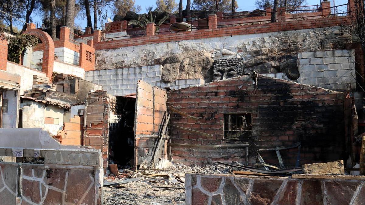Veïns de Les Garrigues tornen a casa després de l’incendi de l’Anoia: "És un miracle. La casa s'ha salvat"