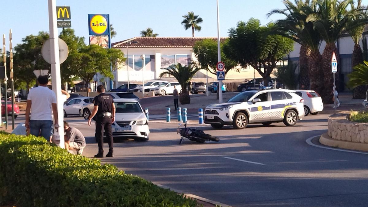 La moto, tirada en la vía tras la colisión