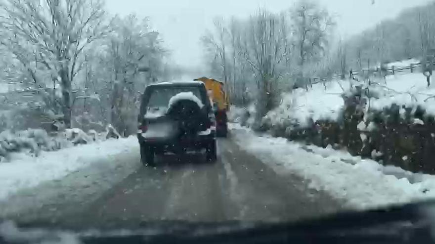 Así está la carretera que une Campo Caso con Infiesto