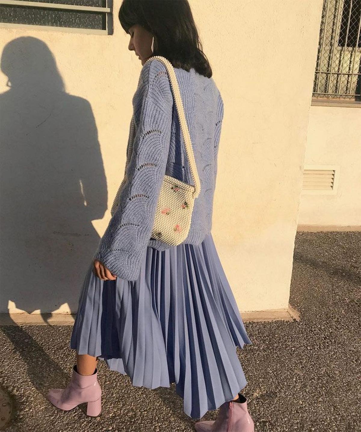 Look de la diseñadora María Bernard con bolso de perlas