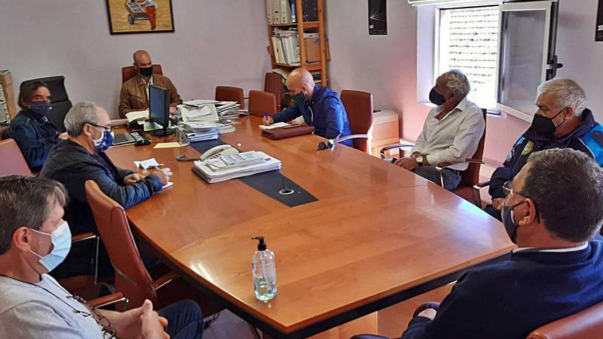 La reunión de ayer entre Concello, hosteleros y vecinos.