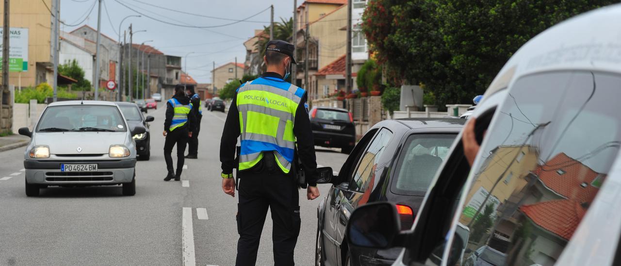 Agentes de la Policía Local de Cambados, durante un control de movilidad en la pandemia