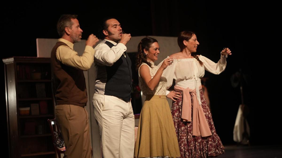 Un momento de la representación de uno de los sainetes del homenaje a los hermanos Álvarez Quintero, en el Gran Teatro de Córdoba.