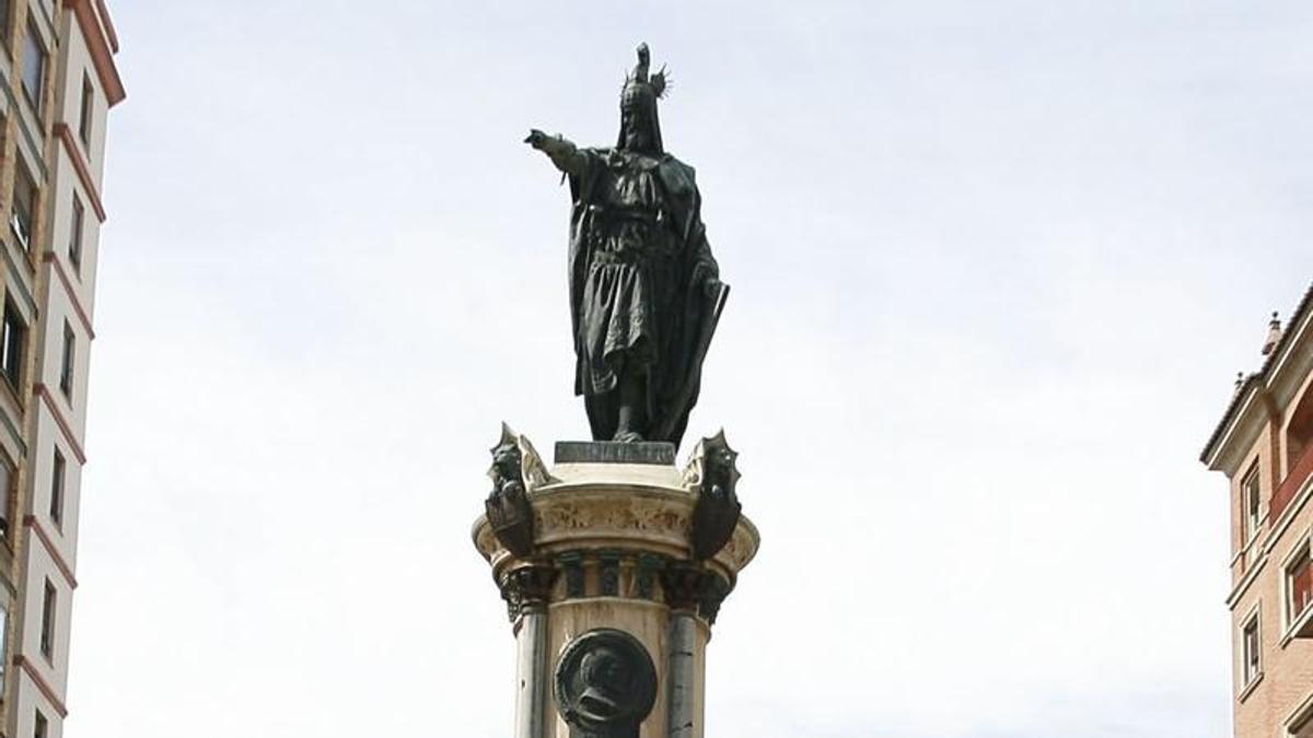Imagen de la escultura del rey don jaime en Castelló.