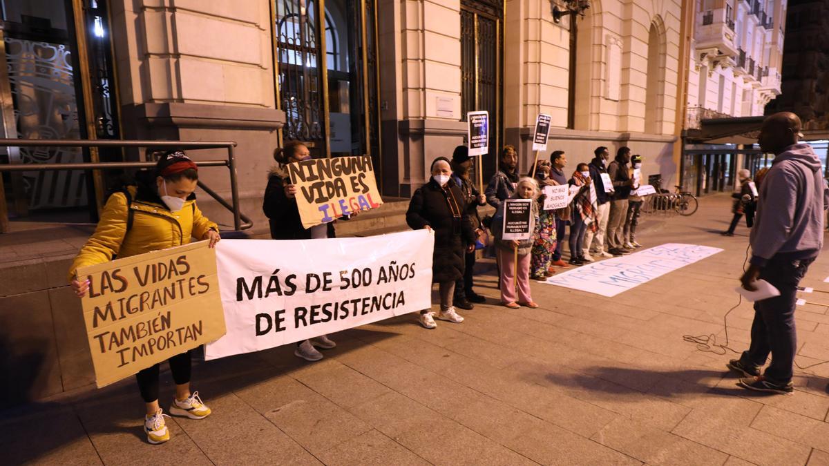 Los manifestantes han recordado que ninguna vida es ilegal.