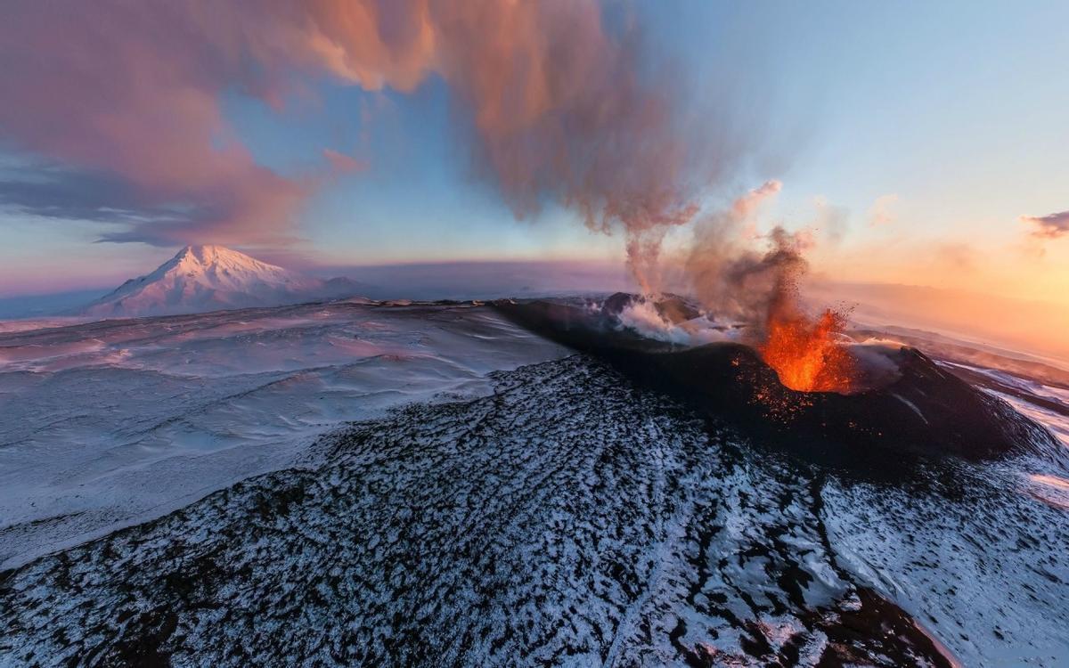 火山喷出金粉