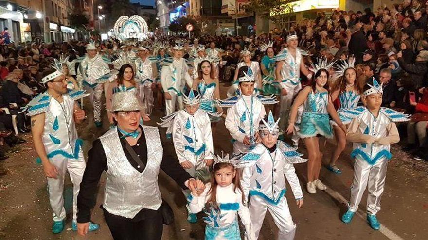 Vinaròs irradia su diversión con el primer gran desfile de comparsas