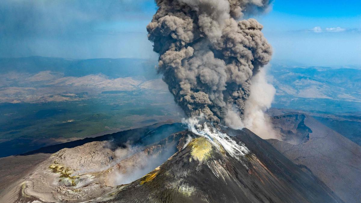 Columna de humo provocada por una erupción del volcán Etna, el pasado 30 de julio.