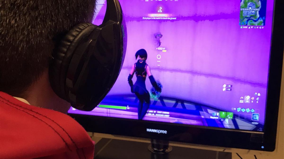 Un joven, durante una partida de Fortnite, uno de los juegos que practicaba el menor.