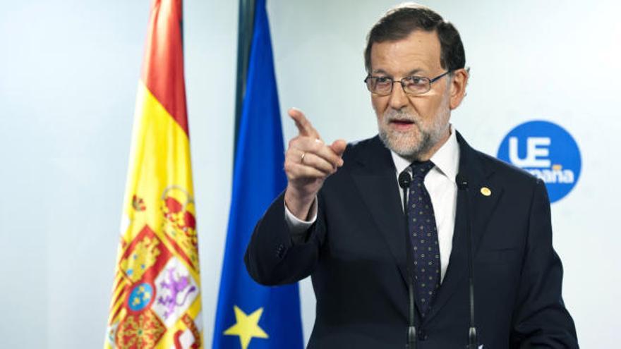 Rajoy llamará mañana al PSOE para plantear las negociaciones de gobernabilidad