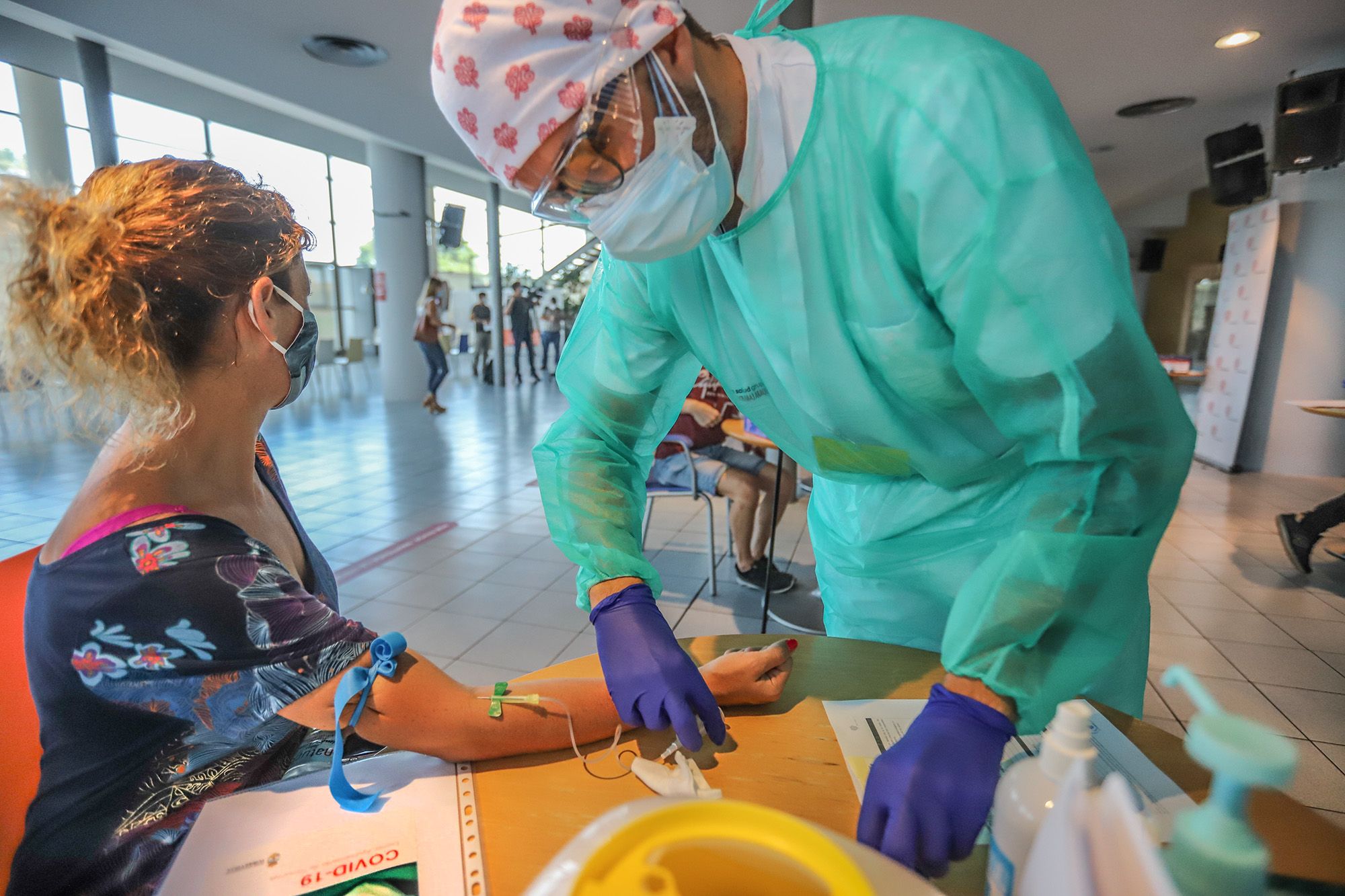 Torrevieja realiza test rápidos de covid a 1.500 profesores y personal no docente de todos sus centros educativos tras la polémica con la Generalitat