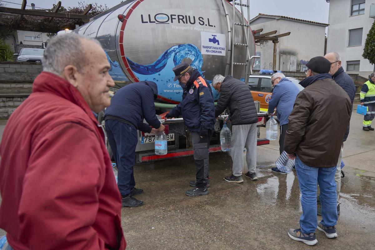 20260122 Veins de Sils agafen aigua potable d´un camió cisterna a causa que per culpa del temporal Harry, no tenen aigua potable a les llars.