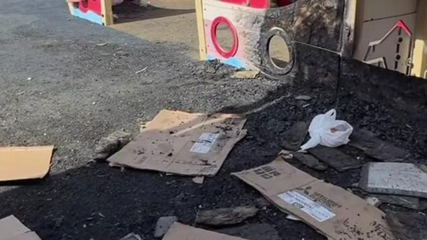 Parques infantiles quemados y con basura en la zona sur de San Pedro Alcántara