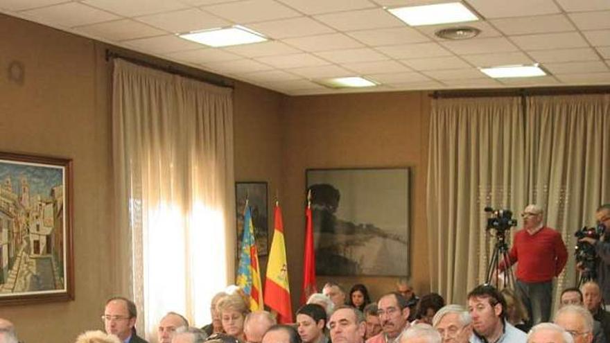 Imagen del público observando el pleno que se celebró ayer en Elda