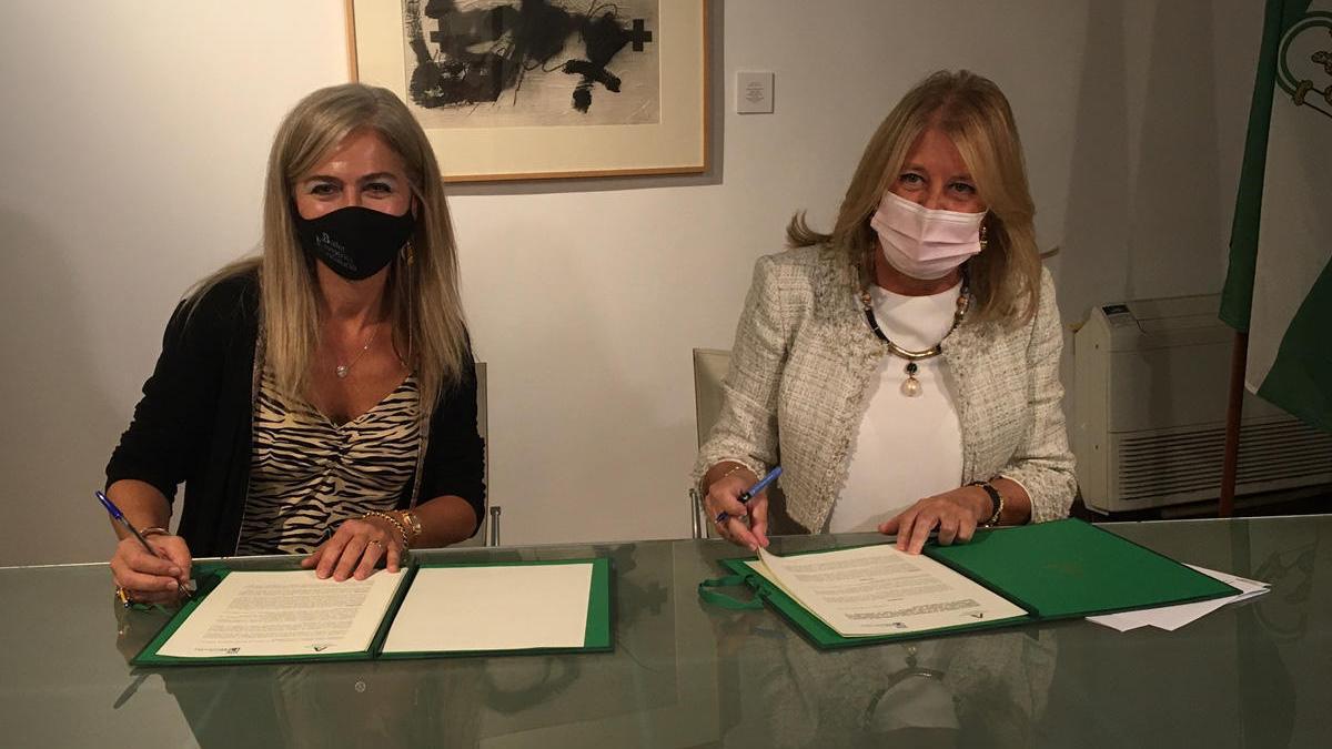 Del Pozo y la alcaldesa de Marbella, Ángeles Muñoz, ayer, en la firma del acuerdo de colaboración.