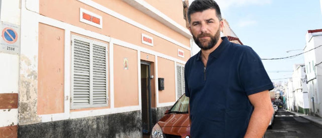 Miguel Ángel Martínez en la calle Bentagache de La Isleta donde se ocultó Pedro Perdomo.