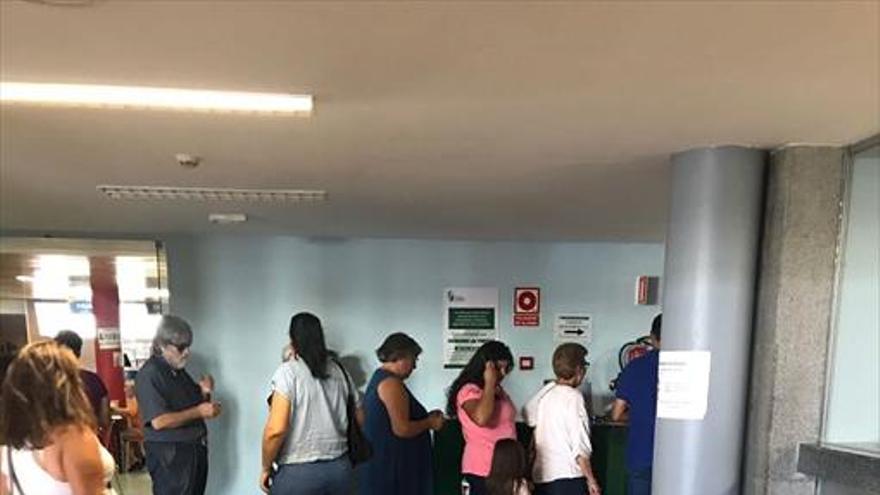 El hospital limita a tres horas las visitas a los pacientes para garantizar la asistencia