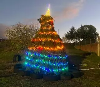 Los vecinos de La Cañada salvan la Navidad instalando su propia decoración ante la falta de adornos por parte del Ayuntamiento de Cáceres