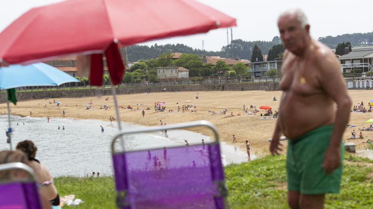 Bañistas en Luanco.