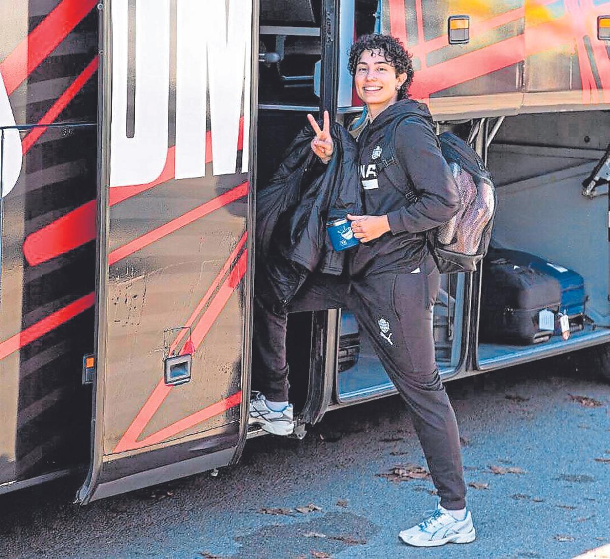 Ainhoa López fent el gest de victòria abans de pujar a l'autobús ahir.
