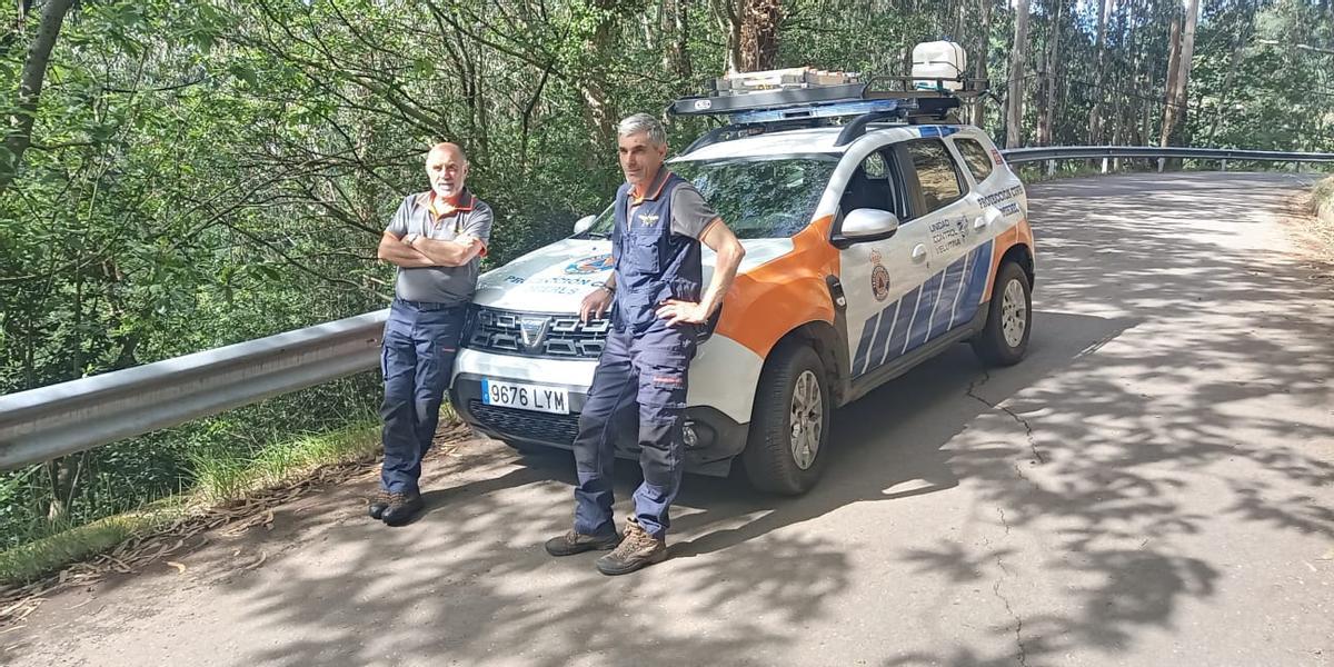 Pedro Domínguez y Miguel Pérez, junto al coche de Protección Civil dedicado a la lucha contra la vetulina.