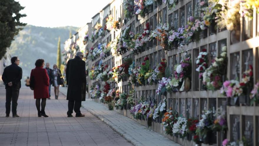 Masiva asistencia al Cementerio de Alcoy