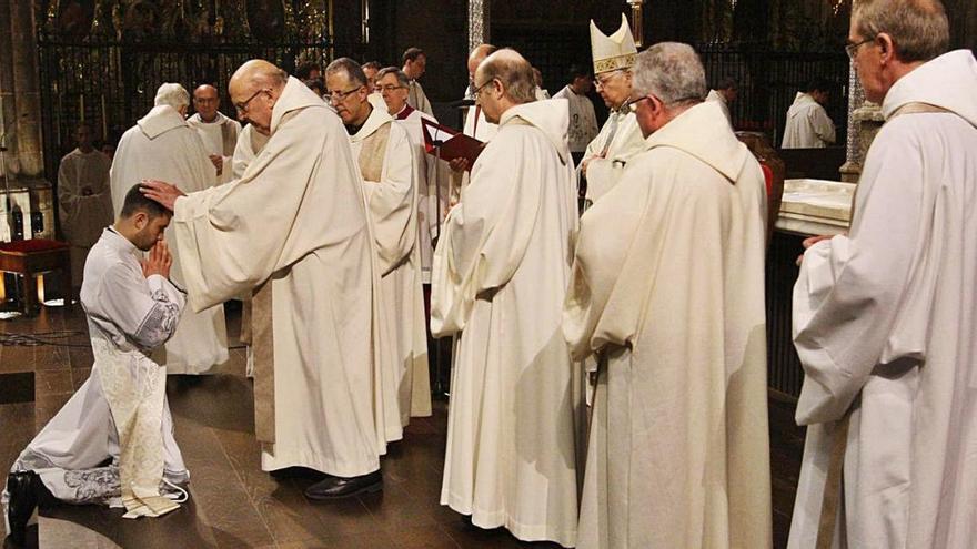 Tretze capellans gironins tenen al seu càrrec vuit parròquies o més