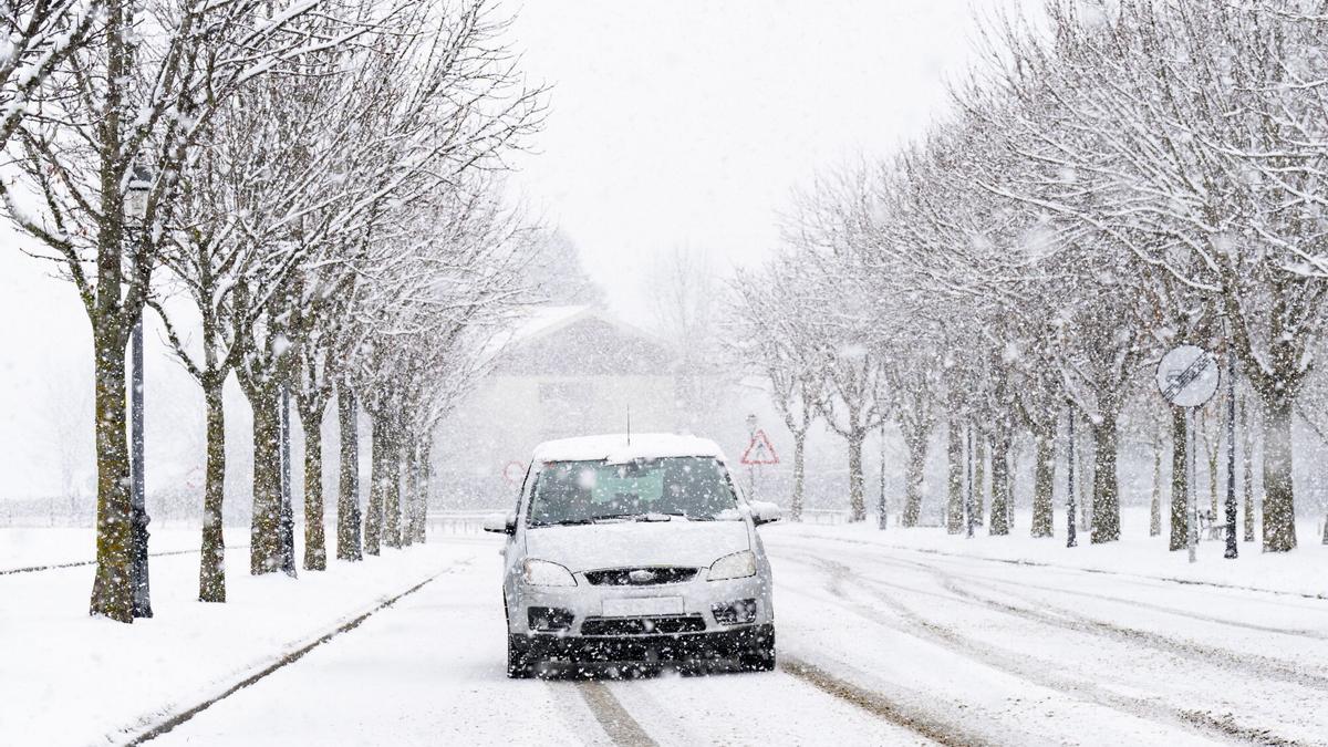 Coche circulando sobre la nieve.
