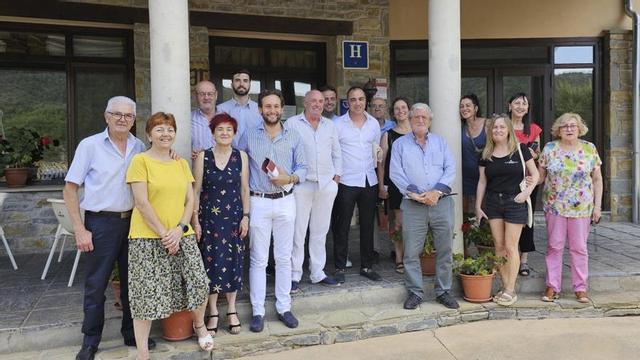 Isaac Claver en 2024 con empresarios de Rodellar afectados por la falta de cobertura.