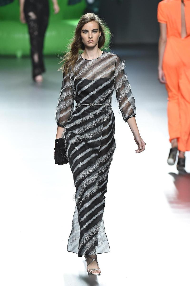 MBFWM 2015: Anna Locking Primavera/Verano 2016, vestido largo con transparencias