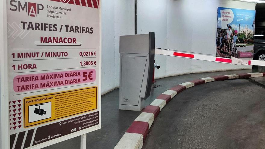 Cartel que anuncia las nuevas tarifas en el aparcamiento de la calle Manacor