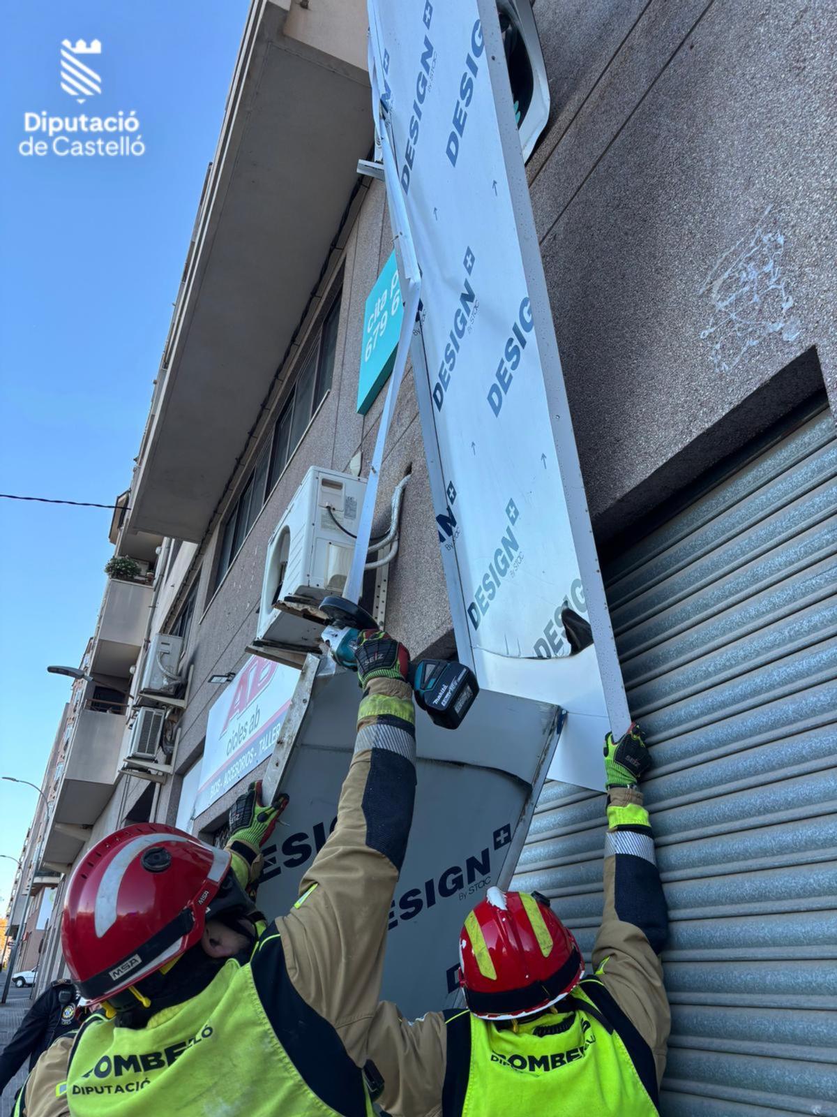 Un centenar de servicios devuelven la normalidad a Castellón tras el viento
