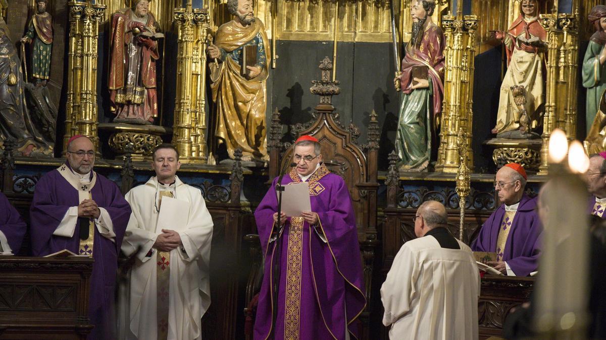 El cardenal Becciu, a la derecha, con Gianpaolo Rizzotti y el arzobispo de Oviedo, en la Catedral ovetense