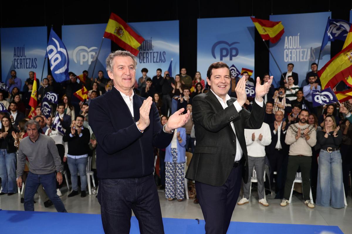 El candidato del Partido Popular de Castilla y León, Alfonso Fernández Mañueco (dcha), y el presidente del PP, Alberto Núñez Feijóo.