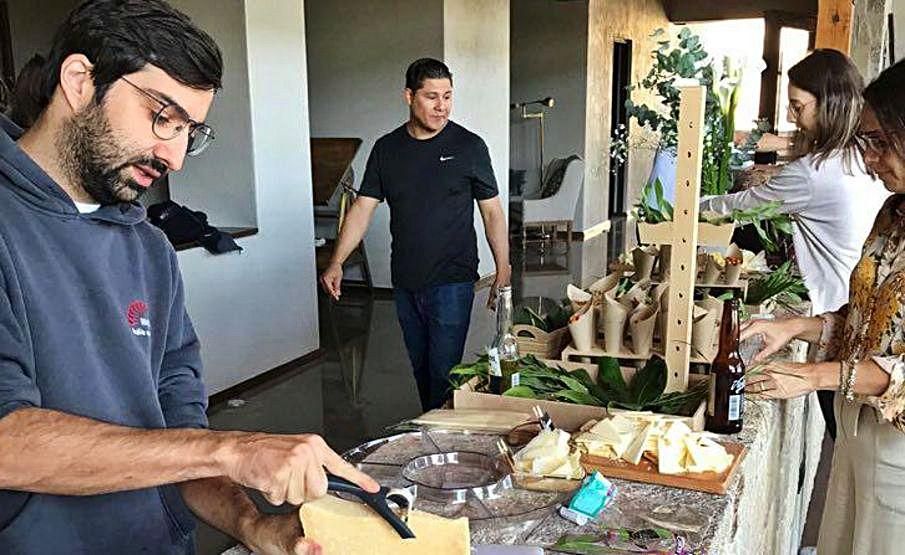 Javier Puente preparando quesos asturianos pa la fiesta de la so boda nun ranchu mexicanu.