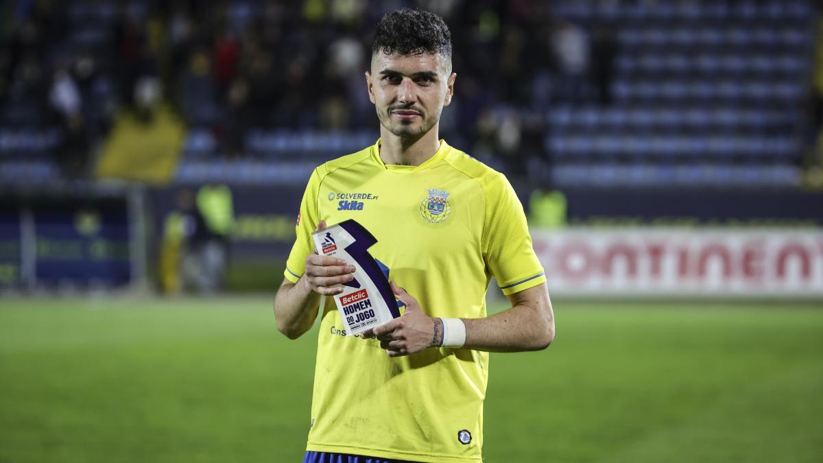 Fútbol internacional |  Mujica, ex del Barça, mejor jugador de febrero en Portugal