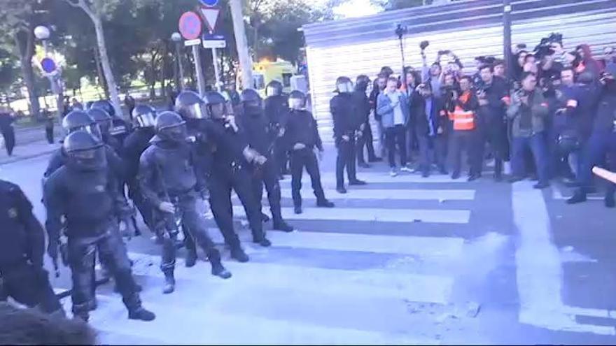 Los Mossos cargan en la contramanifestación de los CDR de Barcelona