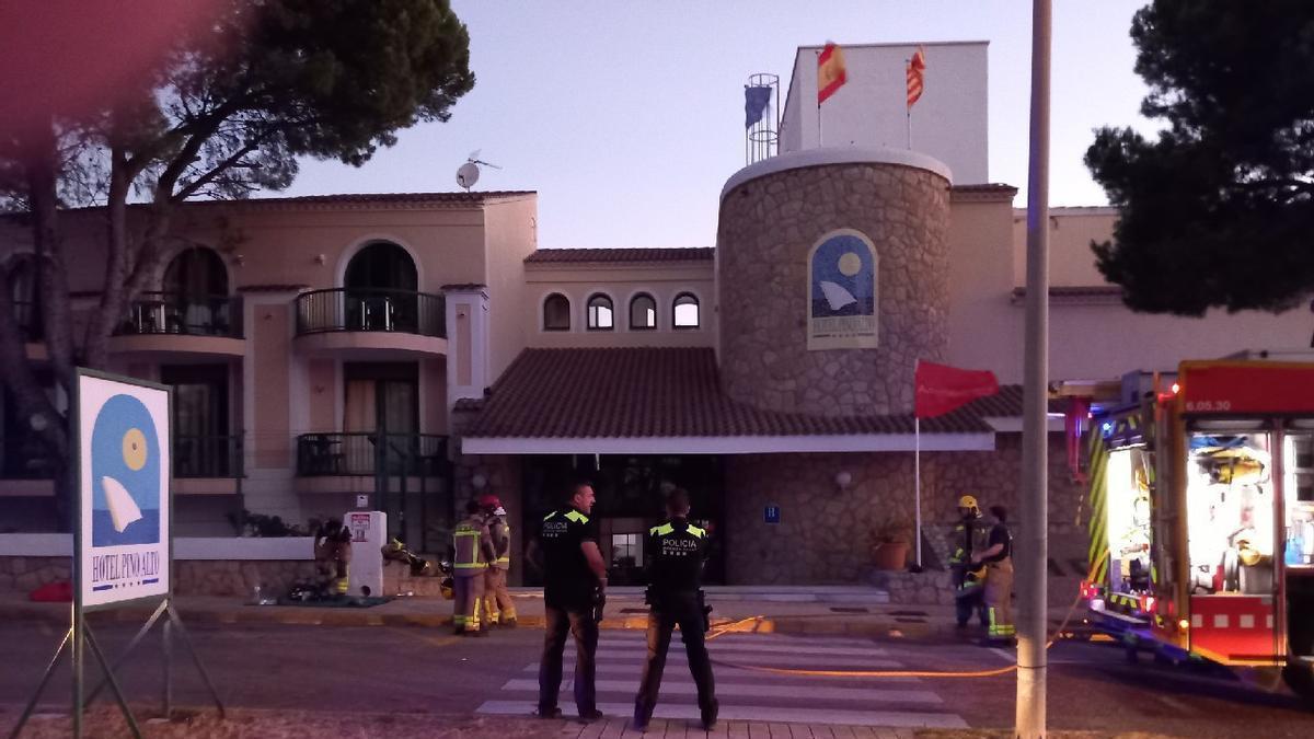 Actuación de los Bombers en el incendio en un hotel de Miami Platja, en Mont-roig del Camp (Baix Camp), este jueves por la madrugada.