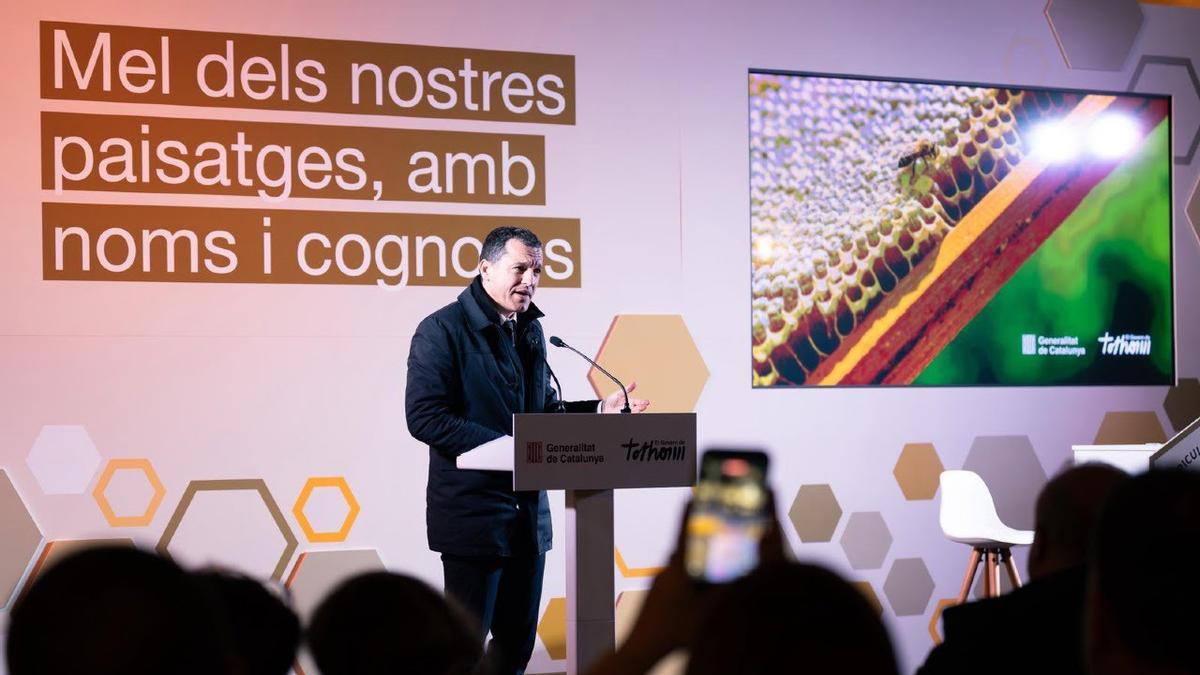El 'conseller' de Agricultura, Òscar Ordeig, durante la presentació de la nueva marca Mel d'Apicultores i Apicultors de Catalunya (MAAC)