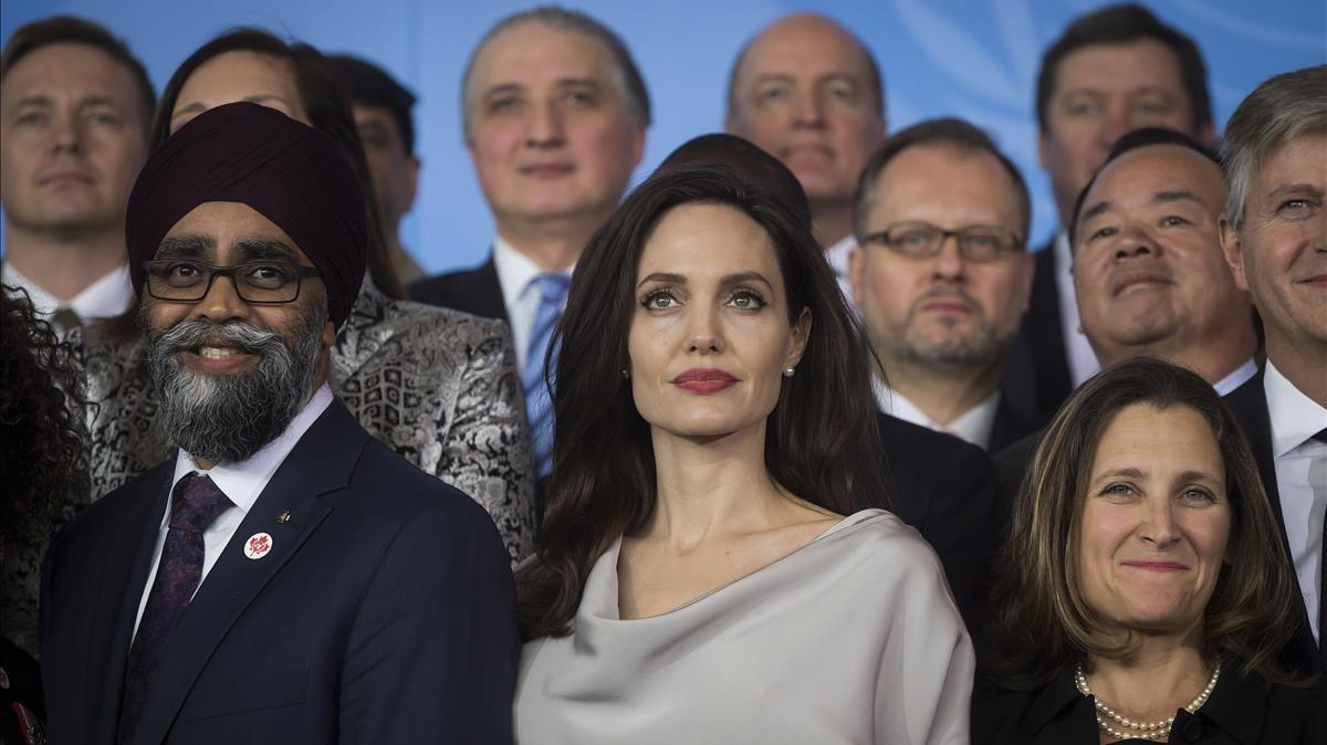 lmmarco40959492 unhcr special envoy angelina jolie  center  stands between c171116132618