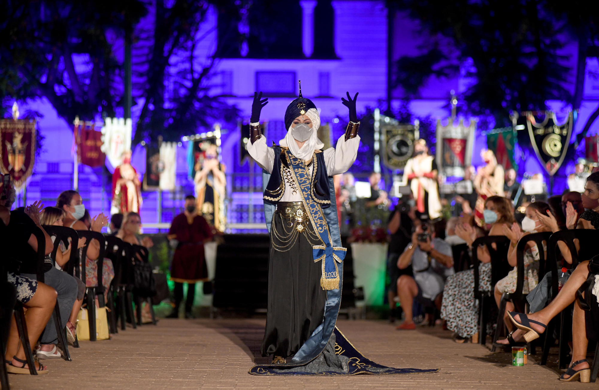 Moros y Cristianos presume de las abanderadas infantiles y mayores