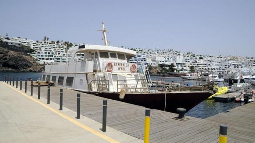 El &#039;Esmeralda verde&#039; atracado, ayer, en el puerto de La Tiñosa. | javier fuentes