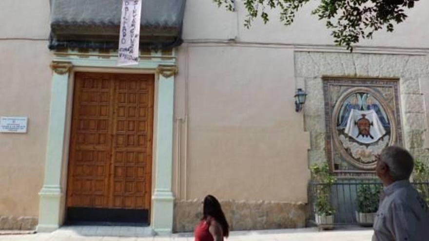 Una pancarta colgada en la iglesia de Villafranqueza contra el cura.