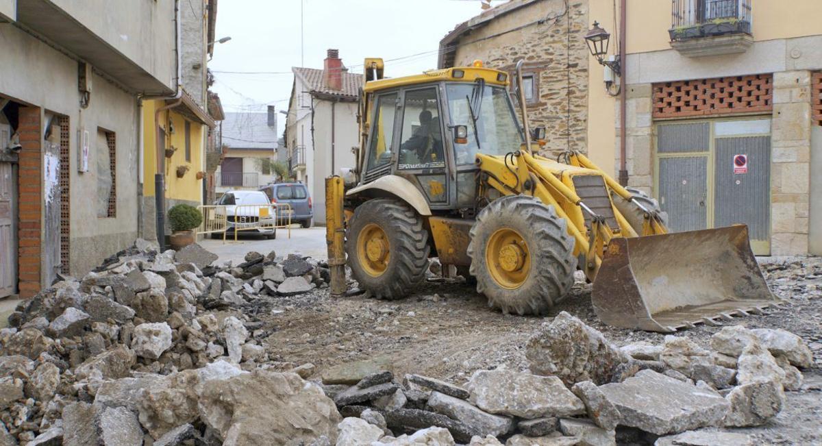 Un trabajador levanta con una pana el hormigón y el aglomerado de las calles. | CH. S.