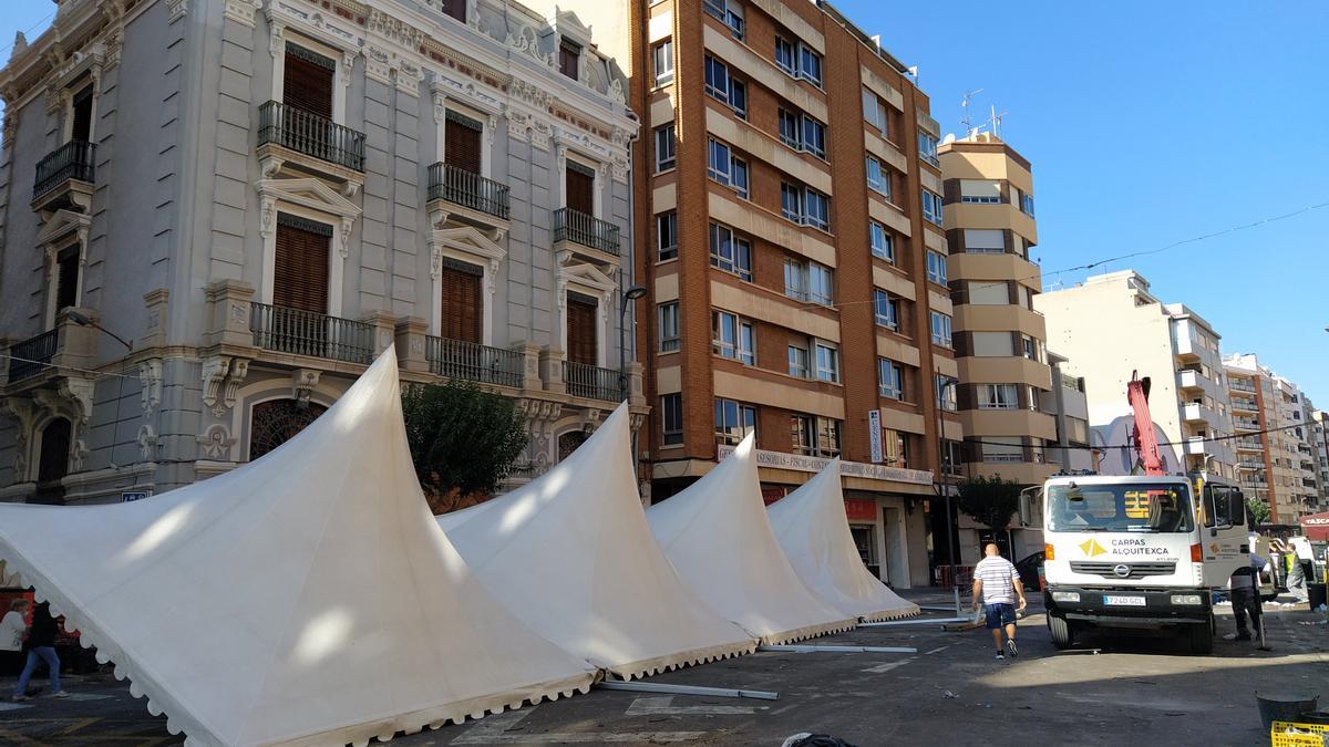 Últimos instantes en que la carpa del Club 53 seguía instalada en la calle en Burriana.